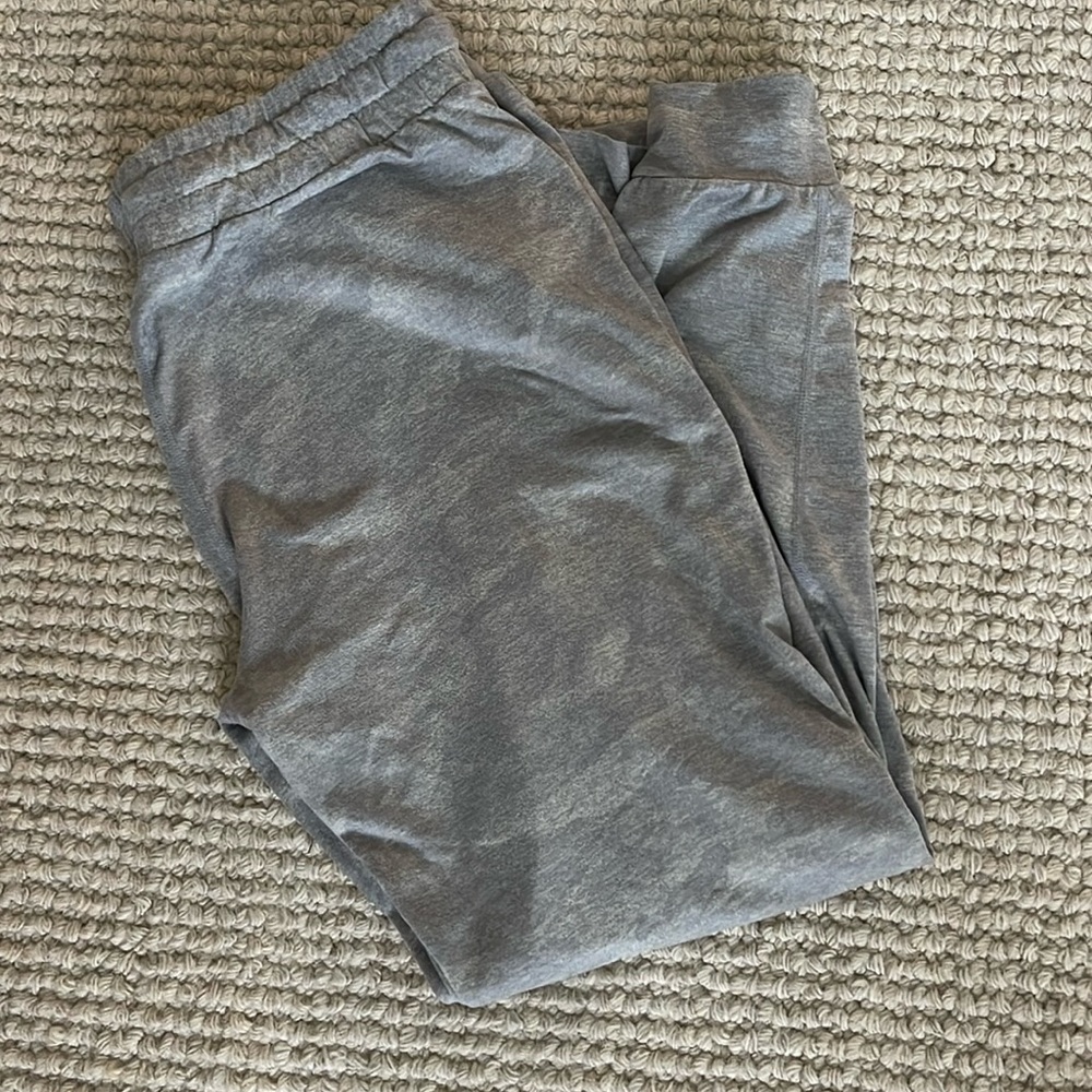 Vuori Performance Jogger size small Heather gray camo